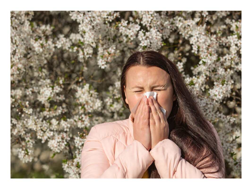 donna soffia il naso